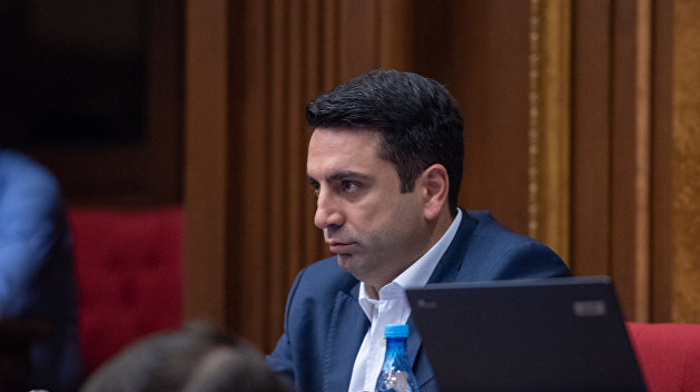 Вице-спикер парламента Армении подрался с оппозиционным активистом из-за приветствия Вице-спикер парламента Армении подрался с оппозиционным активистом из-за приветствия