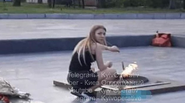 Под Киевом девушки жарили сосиски на Вечном огне