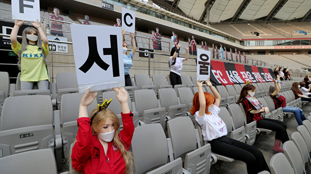 Болельщики «с перчинкой»: коронавирус вынудил южнокорейский футбольный клуб посадить на трибуны секс-кукол