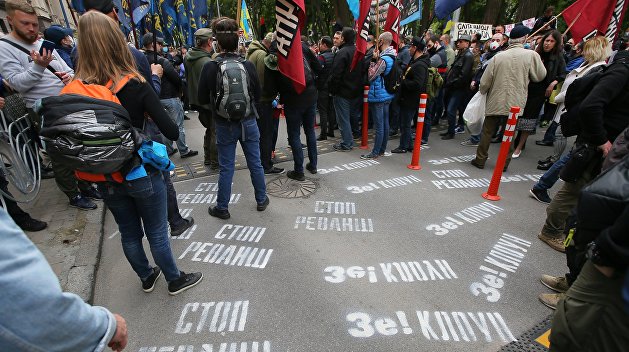 Вымуштрованный президент и его контролеры Вымуштрованный президент и его контролеры