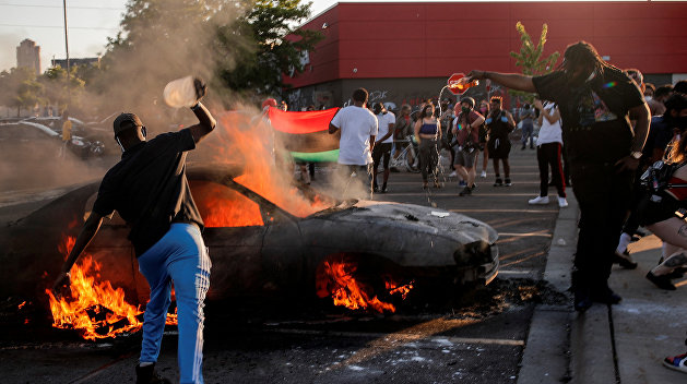 Бунт в Миннеаполисе. Протестующие сожгли полицейский участок, в город вошла Нацгвардия