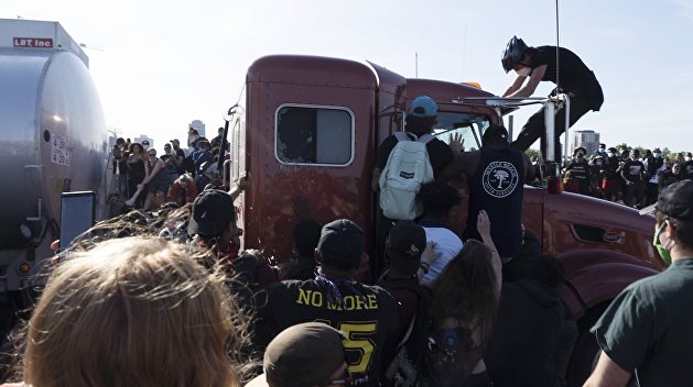 Выходец из Украины чуть не задавил на грузовике протестующих в Миннеаполисе — СМИ