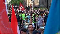 Полиция применила слезоточивый газ против неонацистов, которые напали на сторонников Шария