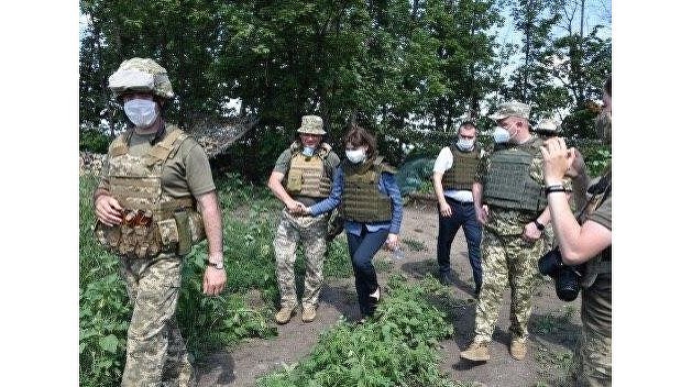 Венедиктова прошлась по зоне ООС в бронежилете Венедиктова прошлась по зоне ООС в бронежилете