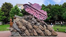 На Украине порозовел памятник советскому военачальнику