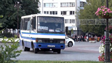 К автобусу с террористом в Луцке подъехал БТР, слышны взрывы