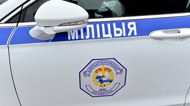 Противники Лукашенко подошли вплотную к оцеплению возле его резиденции Противники Лукашенко подошли вплотную к оцеплению возле его резиденции
