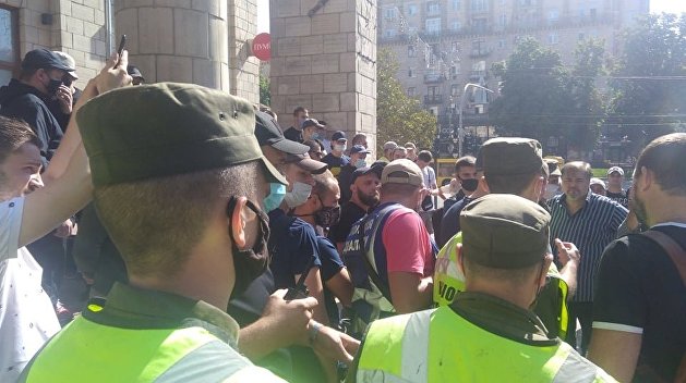 В Киеве националисты напали на журналистов телеканала КРТ. У телеканала отобрали лицензию на вещание В Киеве националисты напали на журналистов телеканала КРТ. У телеканала отобрали лицензию на вещание