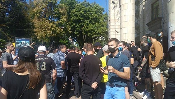 В Киеве националисты напали на журналистов телеканала КРТ. У телеканала отобрали лицензию на вещание