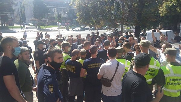 В Киеве националисты напали на журналистов телеканала КРТ. У телеканала отобрали лицензию на вещание