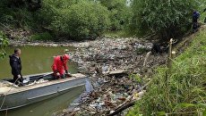 Реки на Западной Украине наводнил пластиковый мусор