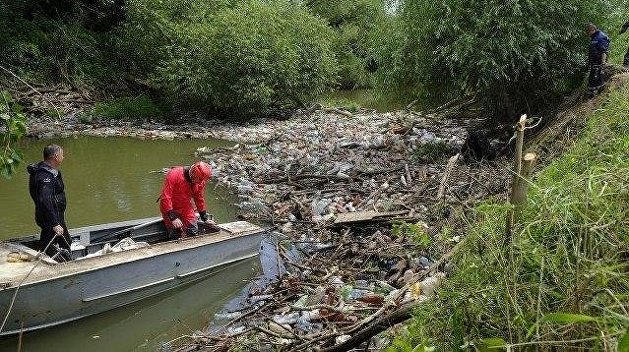 Реки на Западной Украине наводнил пластиковый мусор Реки на Западной Украине наводнил пластиковый мусор