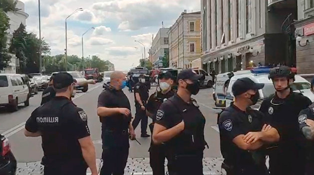 Киевский террорист требует предоставить ему прямой эфир на ТВ, утверждает журналист Киевский террорист требует предоставить ему прямой эфир на ТВ, утверждает журналист