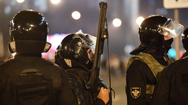 ОМОН начал разгон противников Лукашенко в Бресте ОМОН начал разгон противников Лукашенко в Бресте