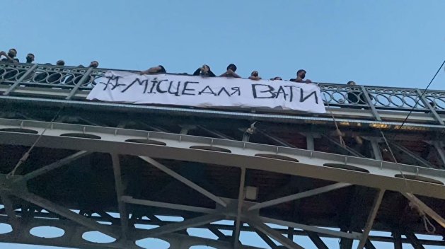 Радикалы вывесили в центре Киева висельные петли «для ваты» Радикалы вывесили в центре Киева висельные петли «для ваты»