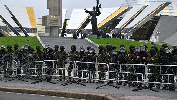 Глухая оборона власти. Марш оппозиции в Минске прошел в условиях, максимально приближенных к гражданской войне Глухая оборона власти. Марш оппозиции в Минске прошел в условиях, максимально приближенных к гражданской войне