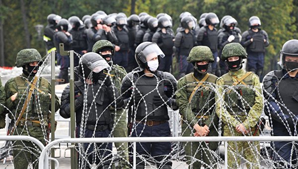Глухая оборона власти. Марш оппозиции в Минске прошел в условиях, максимально приближенных к гражданской войне Глухая оборона власти. Марш оппозиции в Минске прошел в условиях, максимально приближенных к гражданской войне