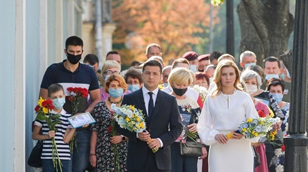 Зеленский с супругой почтили память погибших в Донбассе Зеленский с супругой почтили память погибших в Донбассе