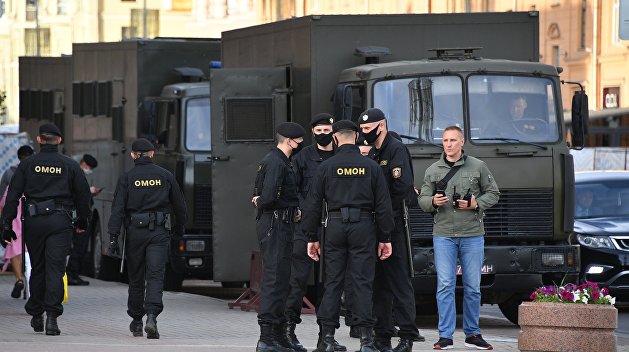 Дождь разогнал митингующих у Дворца независимости в Минске Дождь разогнал митингующих у Дворца независимости в Минске