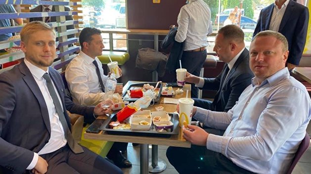 Появился без предупреждения: Зеленский отобедал в «Макдональдсе» Появился без предупреждения: Зеленский отобедал в «Макдональдсе»