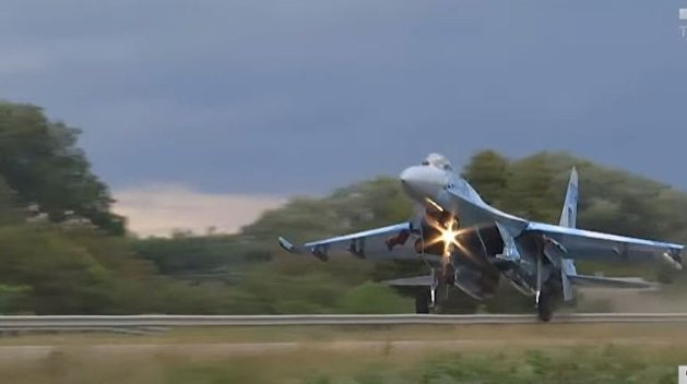 На Украине истребитель снес знак рекомендуемой скорости на автотрассе - видео На Украине истребитель снес знак рекомендуемой скорости на автотрассе - видео