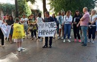 В Черновцах родители школьников вышли на протест
