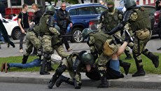 В Минске силовики разгоняют протесты спецсредствами