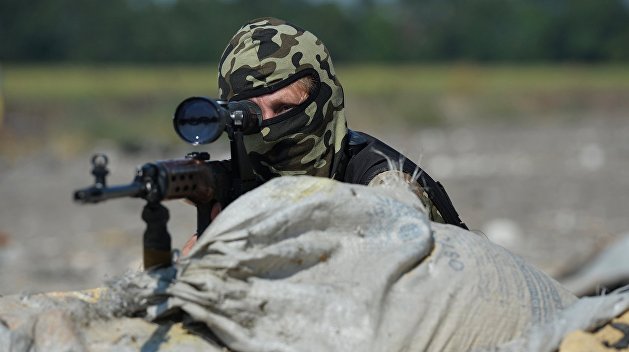 Украинские снайперы практикуются на жителях Донбасса с георгиевскими лентами Украинские снайперы практикуются на жителях Донбасса с георгиевскими лентами