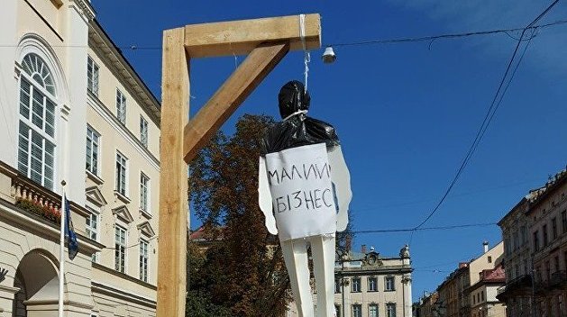 Возле горсовета Львова установили виселицу Возле горсовета Львова установили виселицу