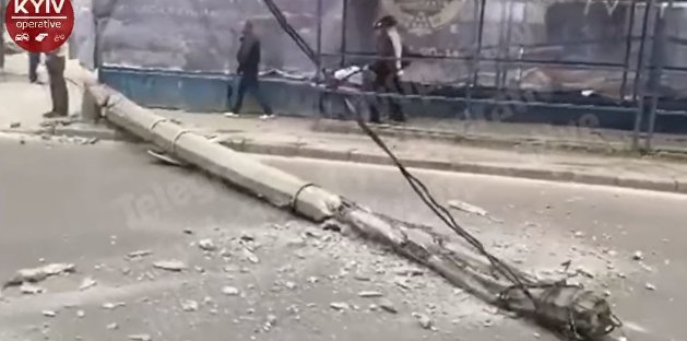 Бетонный столб рухнул на проезжую часть в центре Киева
