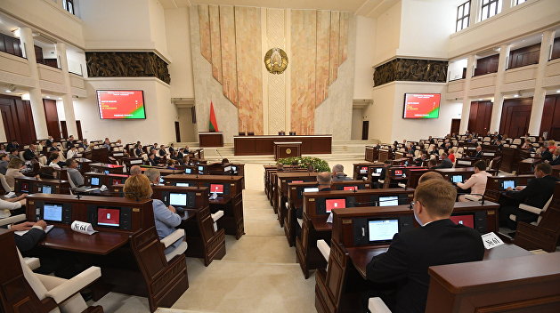 Белорусским депутатам дали три недели на сбор предложений по изменениям в конституцию