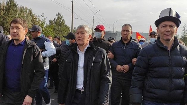 Атамбаев объявил революцию и возглавил поход на главную площадь Бишкека