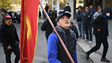 Сторонники премьера Жапарова требуют отставки парламента Киргизии