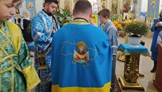 «Национализм заменил бога»: украинский раскольник провел службу в необычной одежде