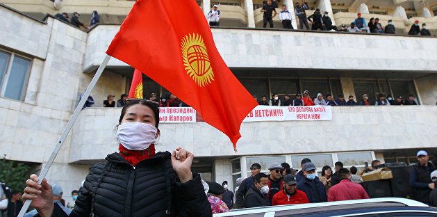 Судьбоносный день: в Киргизии определяются с будущим страны