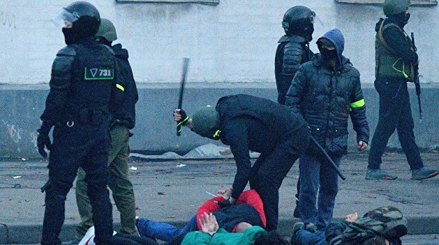 Эластичная, мягкая: белорусская милиция призвала не бояться дубинок Эластичная, мягкая: белорусская милиция призвала не бояться дубинок