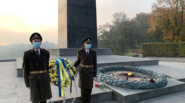 Зеленский передал венок на могилу Неизвестного солдата в день освобождения Украины