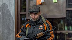 Настоящий «шахтер» с Калашниковым обнаружился на съемках клипа Гарика Сукачева