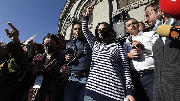 Протестующие в Ереване направились к зданию парламента Протестующие в Ереване направились к зданию парламента