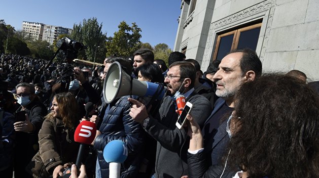 Протестующие в Ереване рассказали, как намерены свергнуть парламентское большинство Протестующие в Ереване рассказали, как намерены свергнуть парламентское большинство