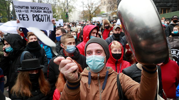 Протестующие против карантина перекрыли дорогу под Одессой Протестующие против карантина перекрыли дорогу под Одессой