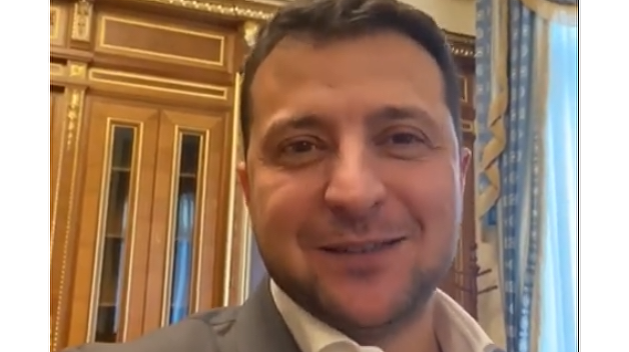 «Голова в кадр не влазит»: Зеленского раскритиковали за лишний вес «Голова в кадр не влазит»: Зеленского раскритиковали за лишний вес