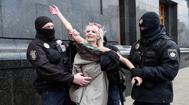 Активистка FEMEN обнажилась и залезла на шар Зеленского Активистка FEMEN обнажилась и залезла на шар Зеленского