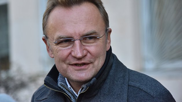 Коммунальщики не справляются: мэр Львова признал вину и взялся за лопату Коммунальщики не справляются: мэр Львова признал вину и взялся за лопату