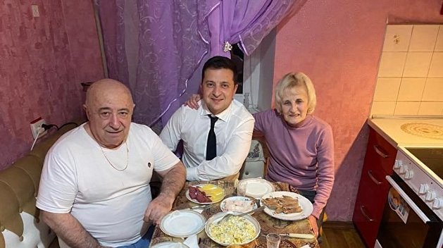 На новом фото Зеленского с родителями заметили загадочную деталь На новом фото Зеленского с родителями заметили загадочную деталь