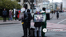 Зоозащитники принесли в центр Киева телевизоры с жестокими кадрами эксплуатации животных
