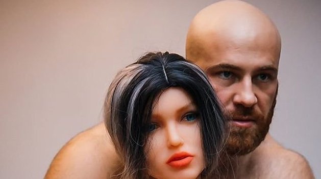 «Любовь с первого взгляда»: Бодибилдер из Казахстана женился на секс-кукле