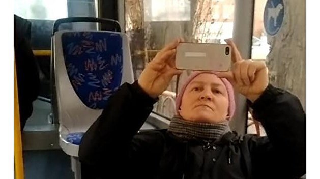 Пожилые украинские ковид-диссиденты завели новую моду в соцсетях — видео Пожилые украинские ковид-диссиденты завели новую моду в соцсетях — видео
