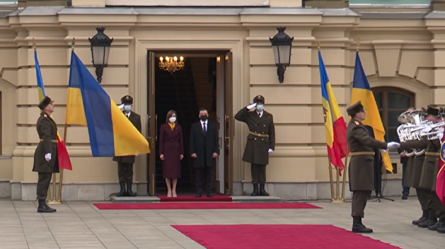 «Слава Украине!» Санду поприветствовала военных в Киеве националистическим лозунгом