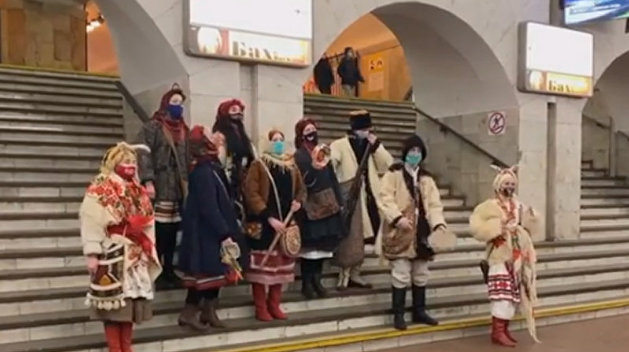 На центральной станции киевского метро инсценировали ритуальное убийство — видео На центральной станции киевского метро инсценировали ритуальное убийство — видео
